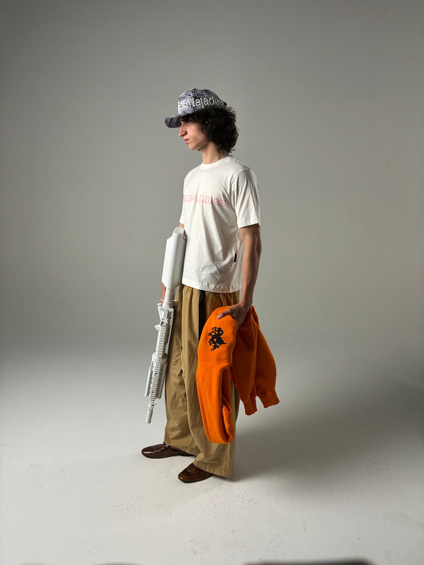 CAMISETA MAD CIRÍLICO (OFF-WHITE)