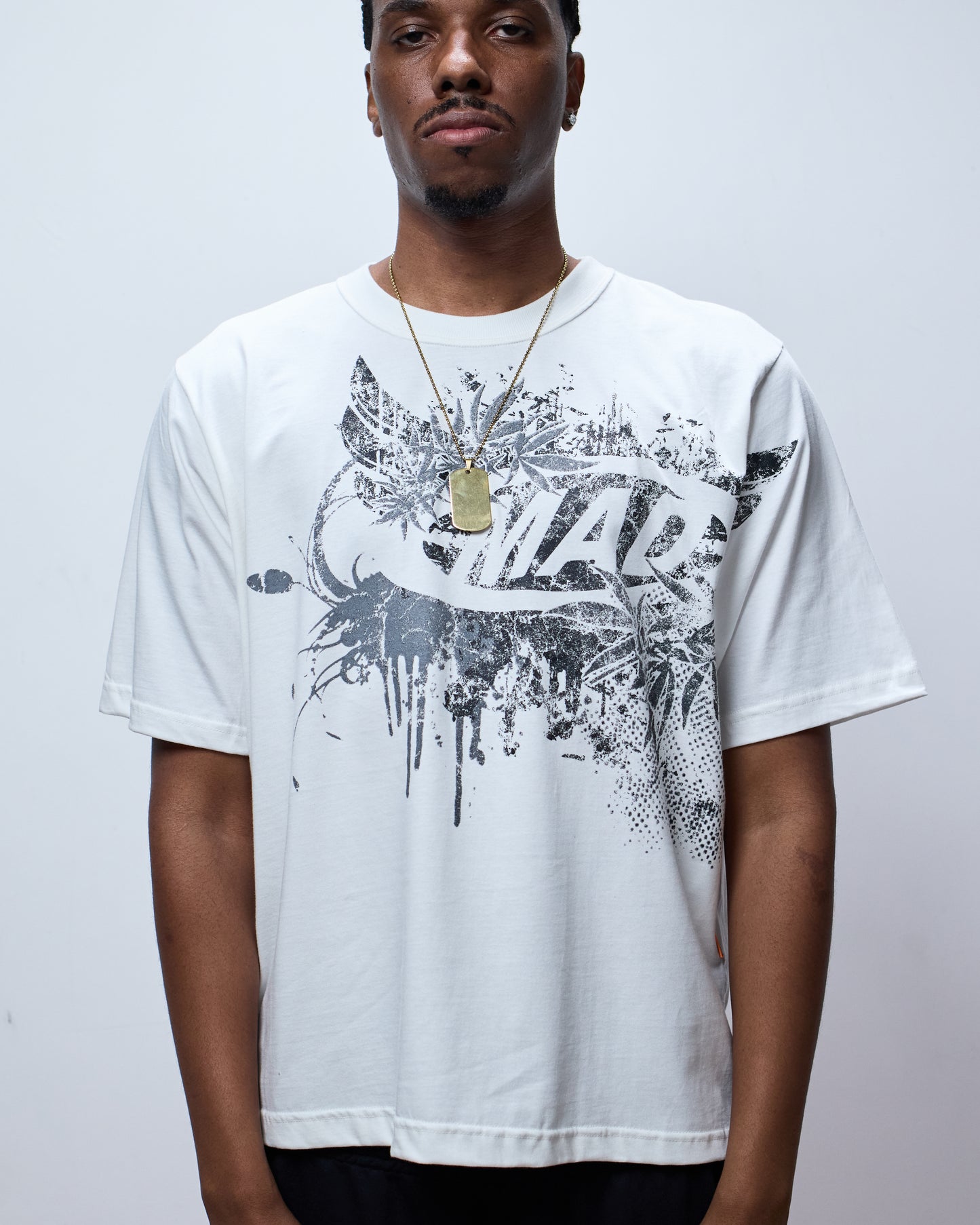 CAMISETA DE LADINHO (OFF-WHITE)