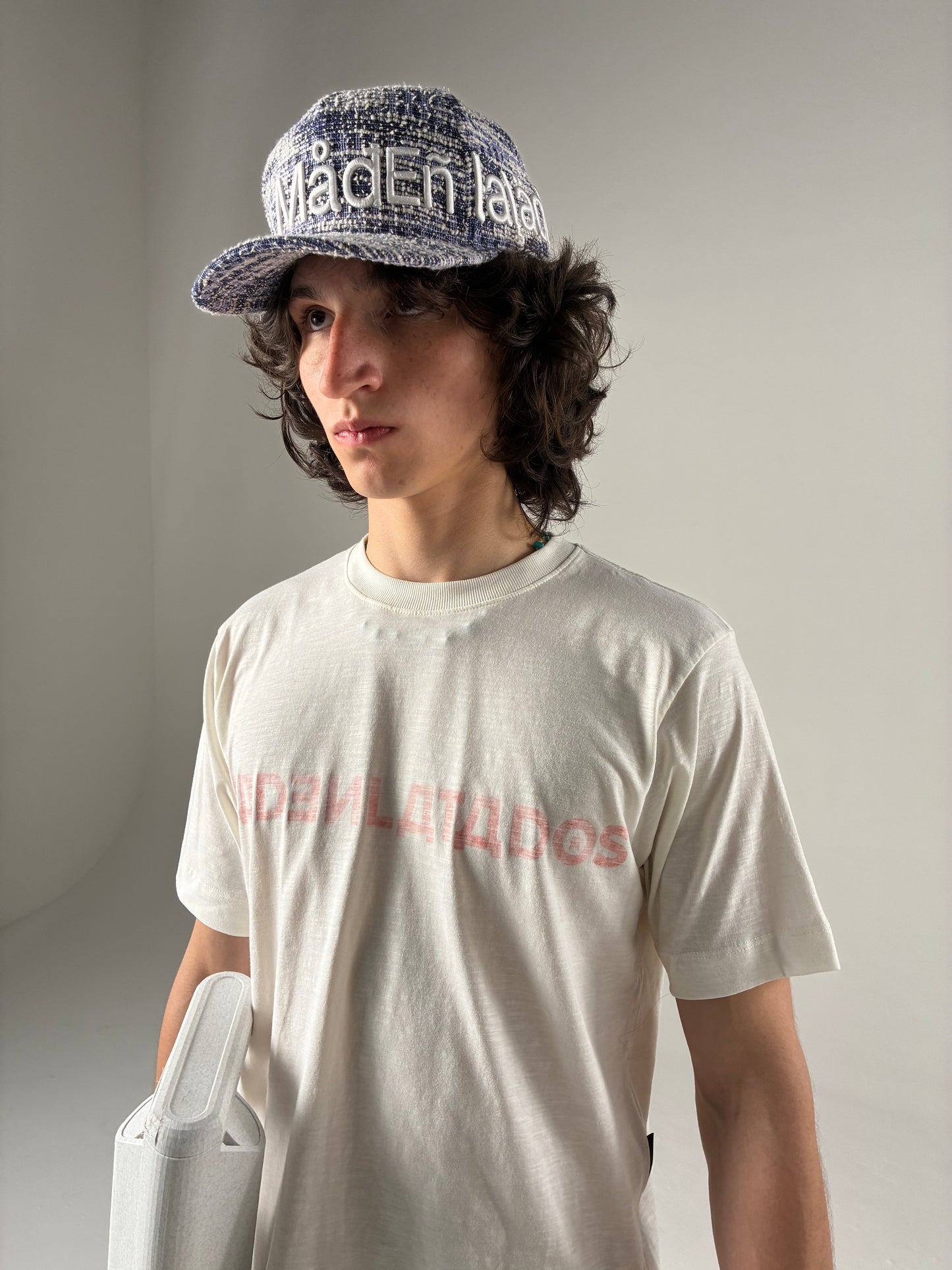 CAMISETA MAD CIRÍLICO (OFF-WHITE)