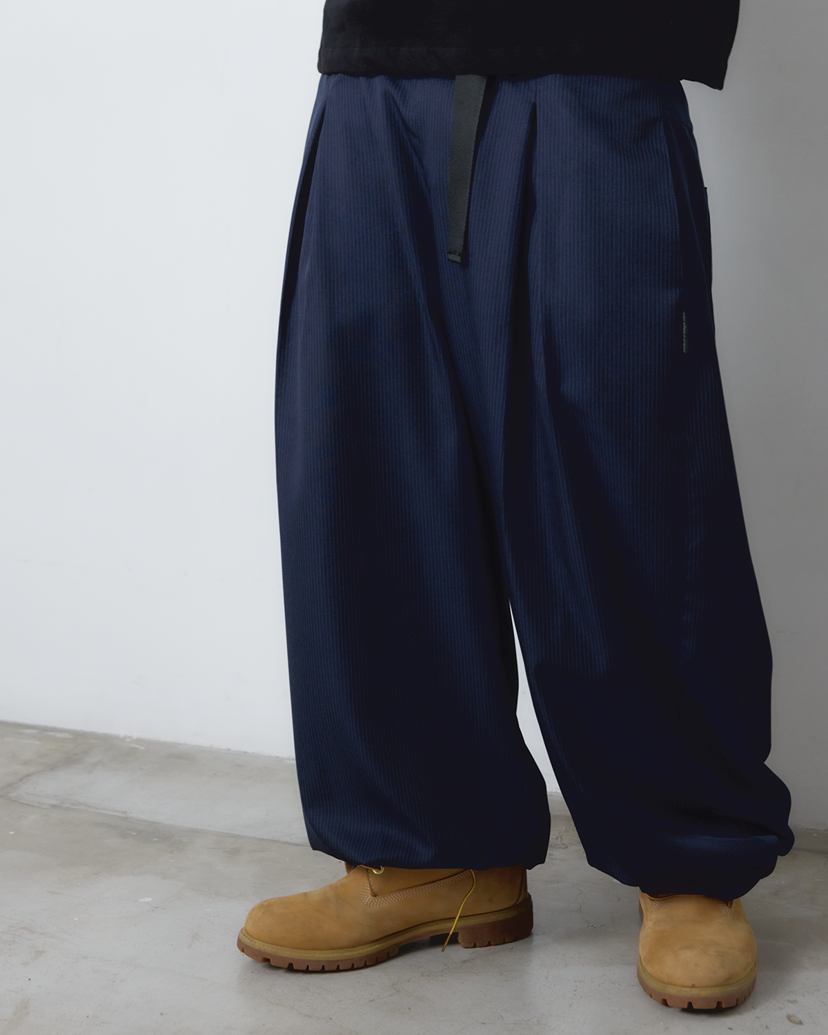 CALÇA BALÃO COM PREGAS - RISCA DE GIZ (AZUL)