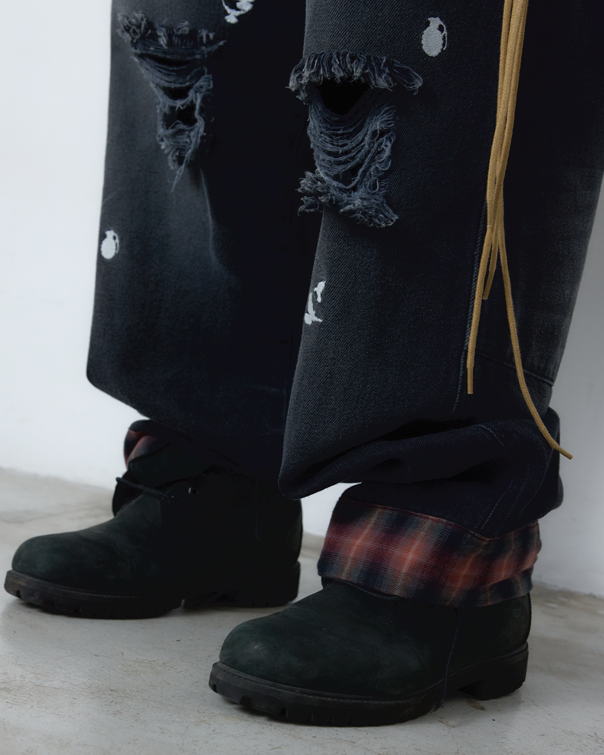 CALÇA JEANS CURVAS BARRA XADREZ