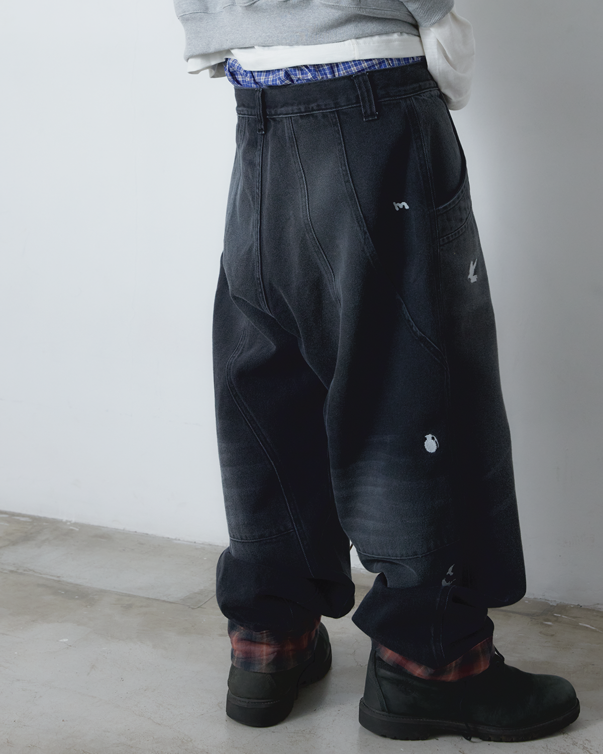 CALÇA JEANS CURVAS BARRA XADREZ