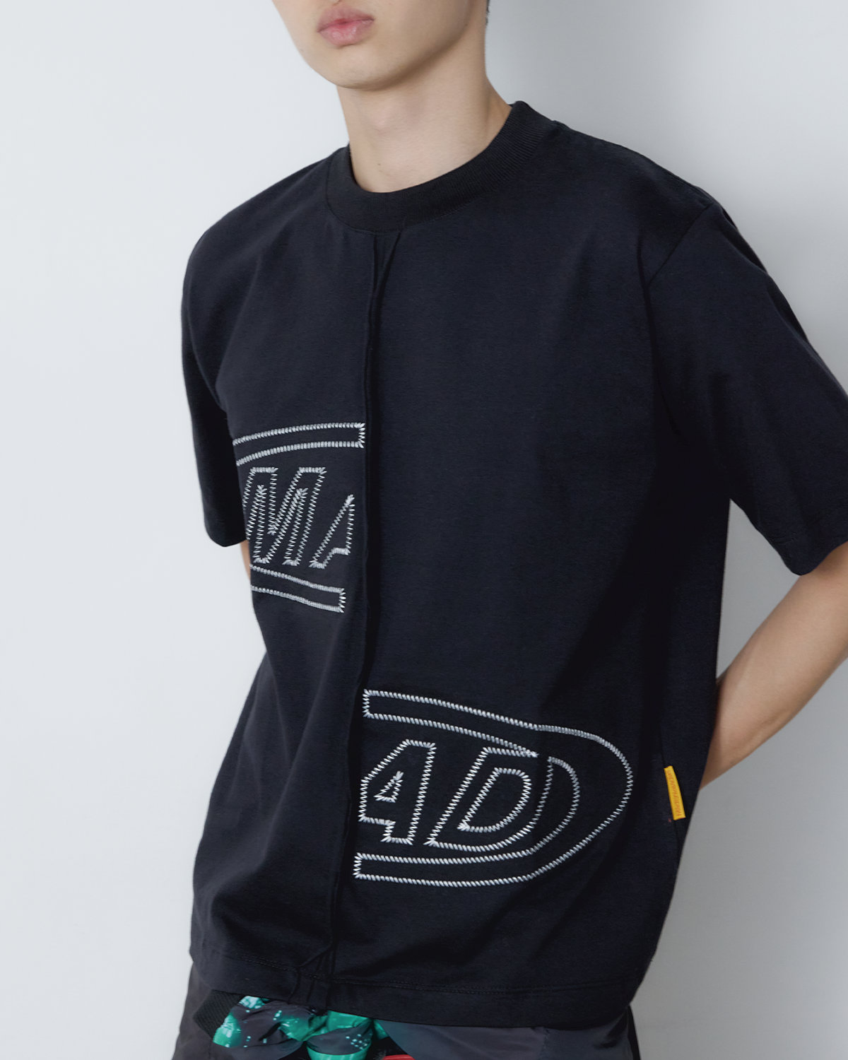 CAMISETA PORTAL BORDADA (PRETO)