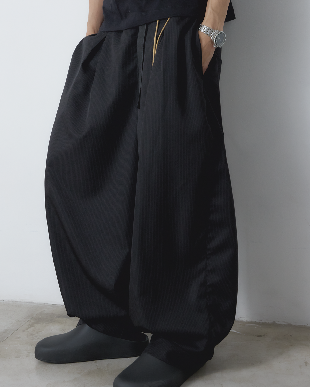 CALÇA BALÃO COM PREGAS - RISCA DE GIZ (PRETO)