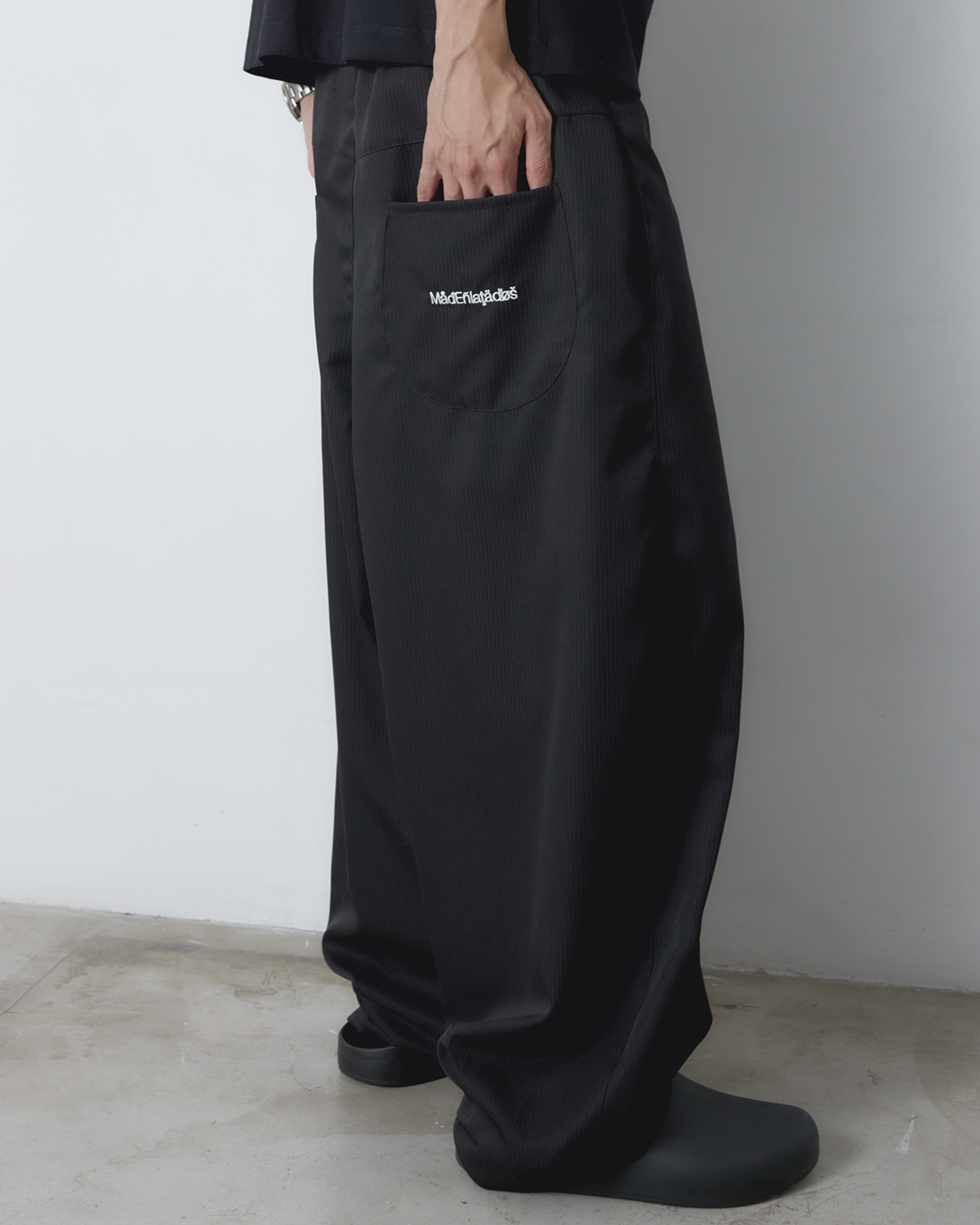 CALÇA BALÃO COM PREGAS - RISCA DE GIZ (PRETO)